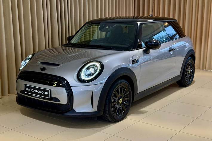 Grå Mini Cooper SE fra 2023 set udefra