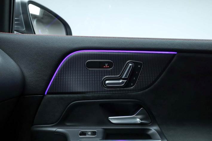 Grå Mercedes EQA300 fra 2023