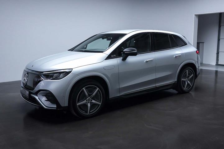 Sølv Mercedes EQE350 SUV fra 2025 set udefra