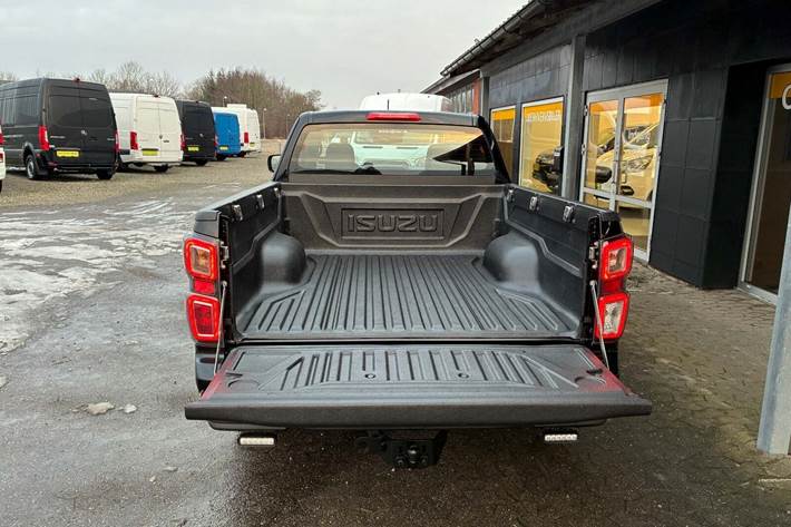 Sort Isuzu D-Max fra 2024