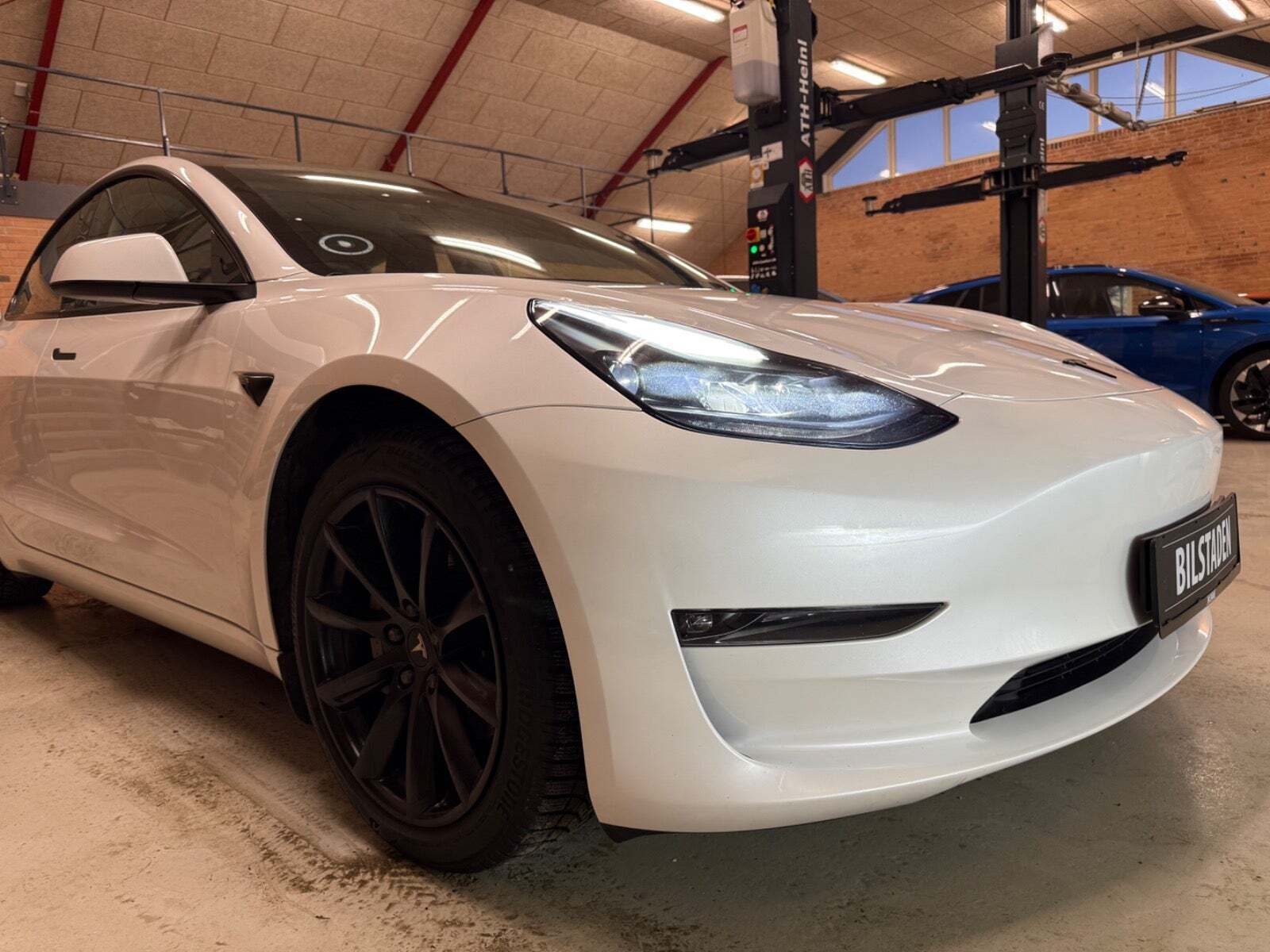 Hvid Tesla Model 3 fra 2023
