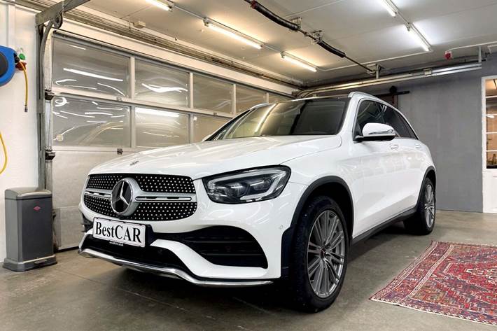 Hvid Mercedes GLC220 d fra 2019 set udefra