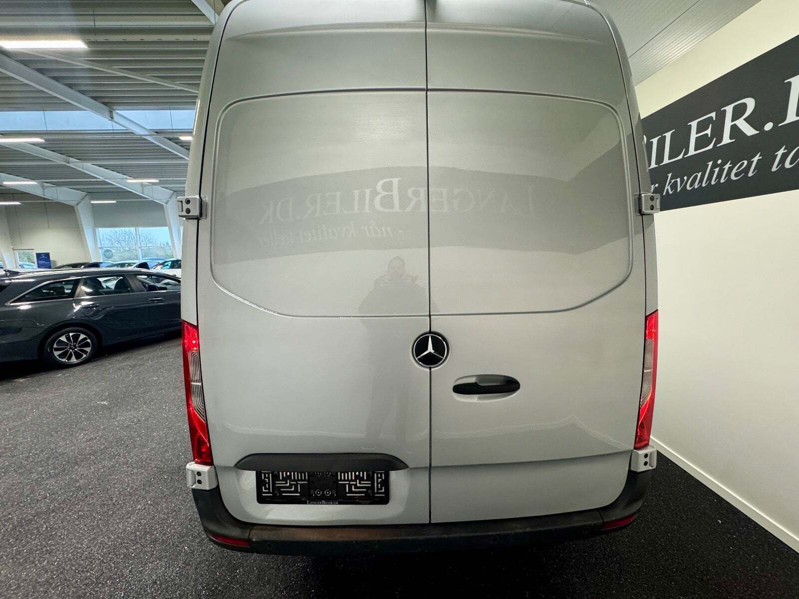 Sølv Mercedes Sprinter 315 fra 2022 set udefra