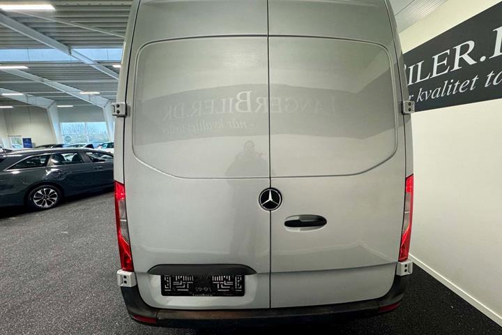Sølv Mercedes Sprinter 315 fra 2022 set udefra