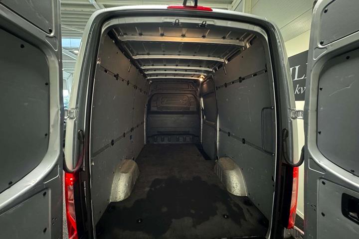 Sølv Mercedes Sprinter 315 fra 2022 set udefra