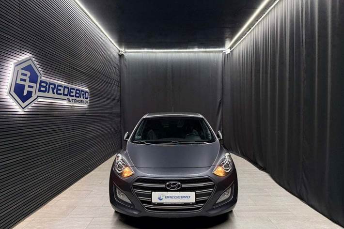 Grå Hyundai i30 fra 2016