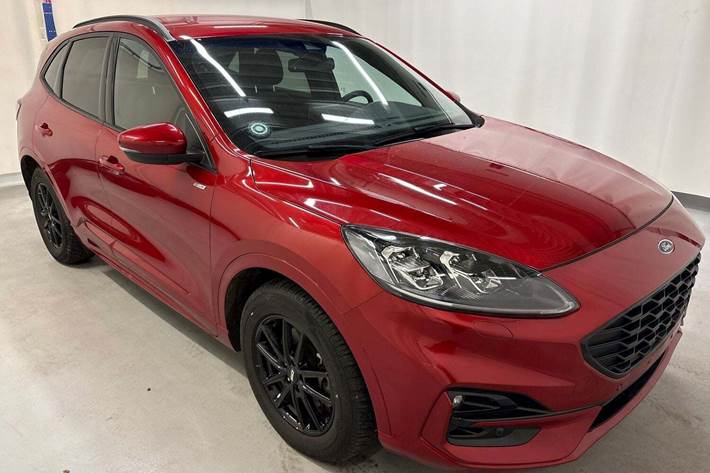 Rød Ford Kuga fra 2020 set udefra