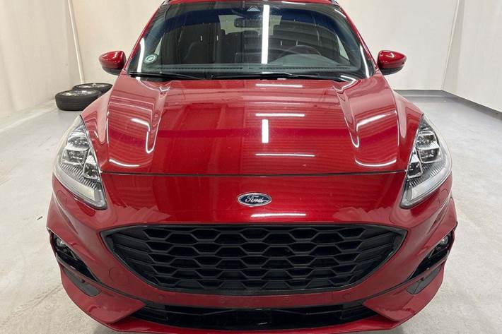 Rød Ford Kuga fra 2020