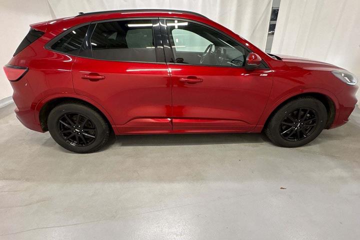 Rød Ford Kuga fra 2020