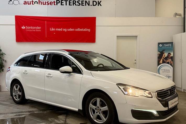 Hvid Peugeot 508 fra 2015 set udefra