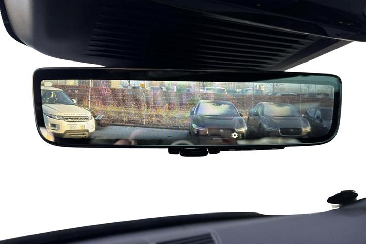 Grå Land Rover Range Rover sport fra 2025
