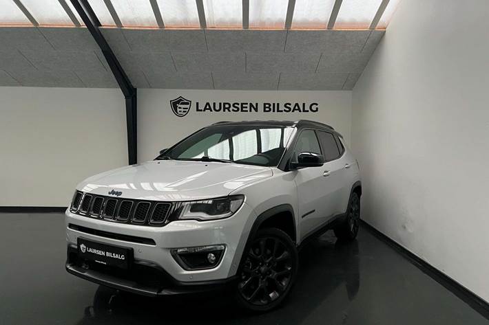 Sølv Jeep Compass fra 2020 set udefra