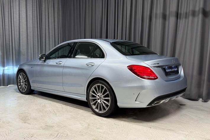 Sølv Mercedes C400 fra 2018