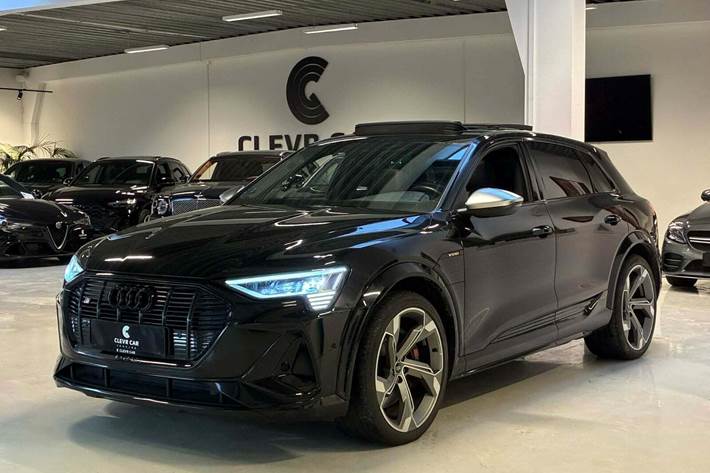 Sort Audi e-tron S fra 2021 set udefra