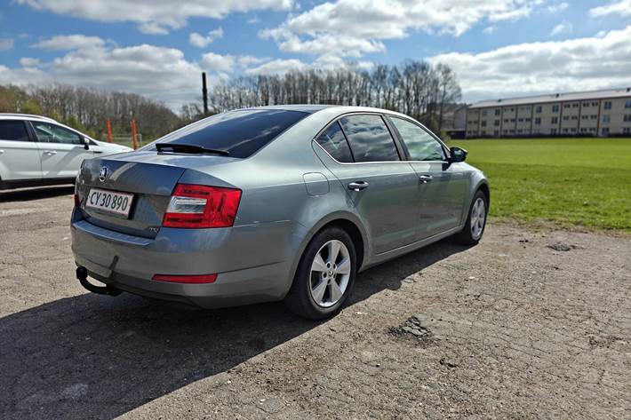 Grå Skoda Octavia fra 2013
