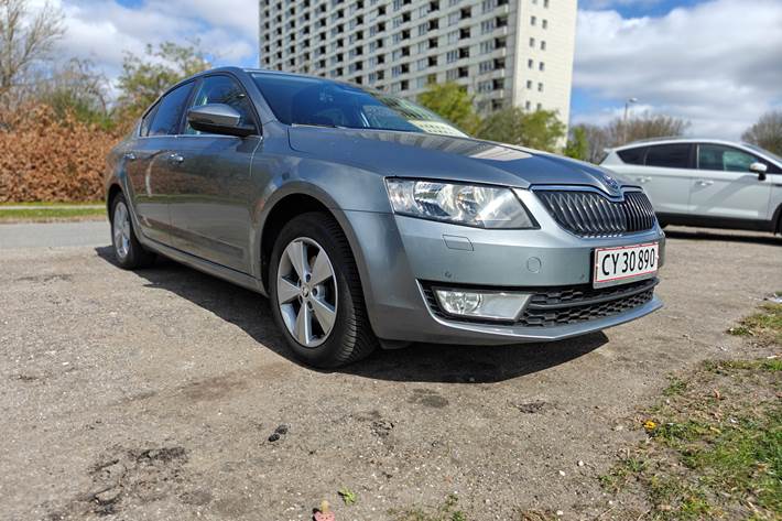 Grå Skoda Octavia fra 2013