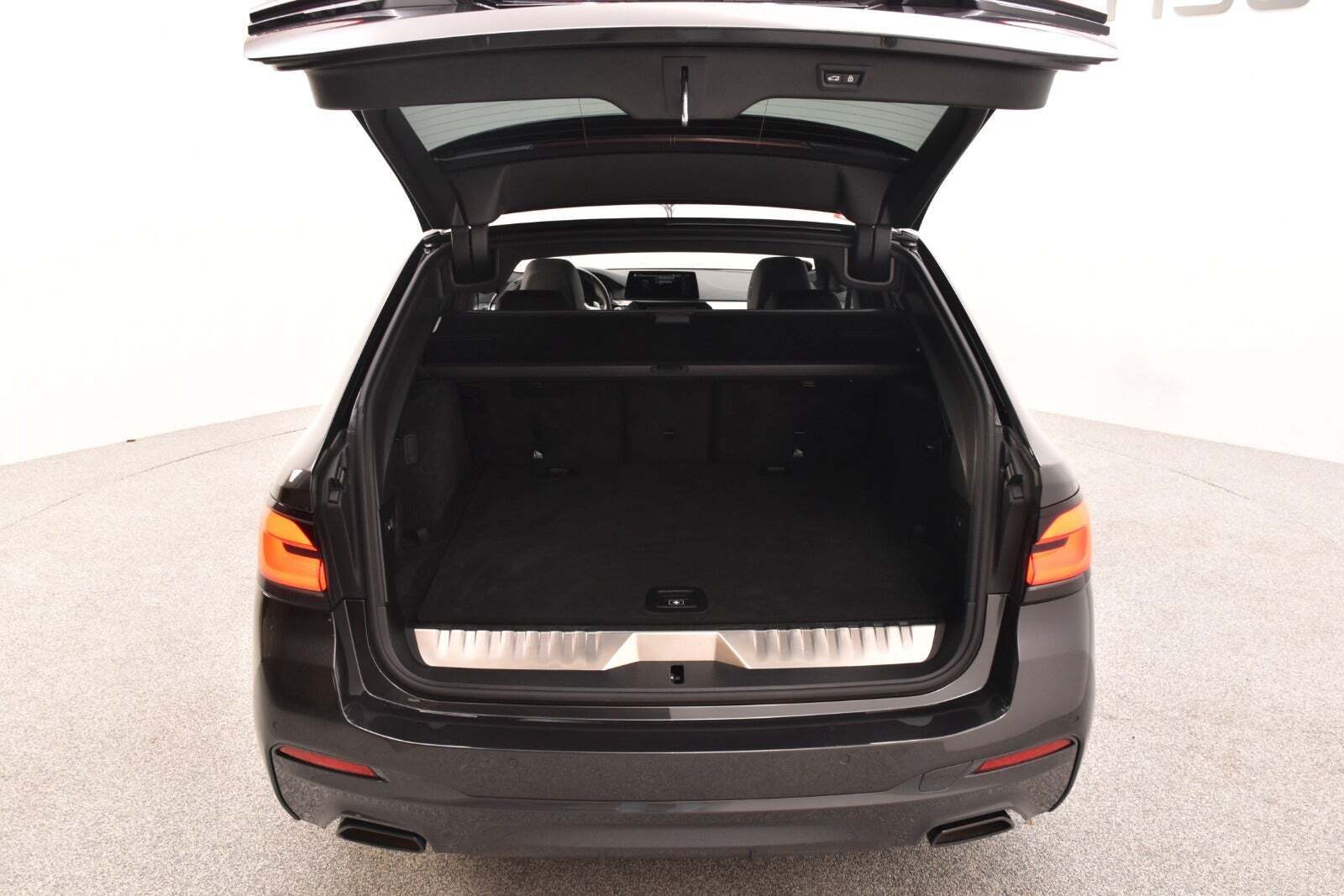 Grå BMW 530e fra 2021