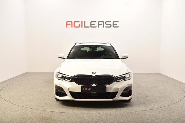 Hvid BMW 330d fra 2019 set udefra
