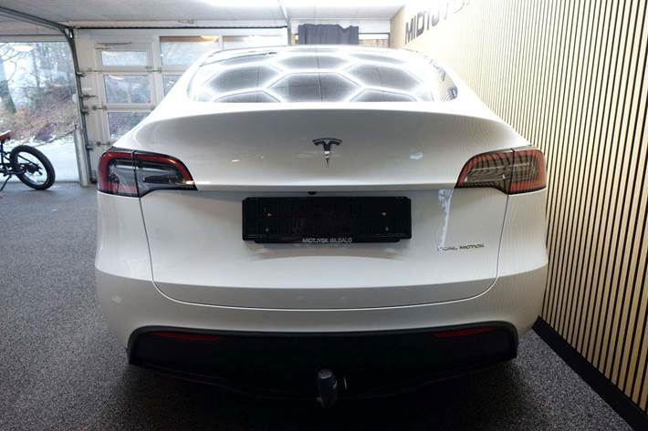 Hvid Tesla Model Y fra 2023