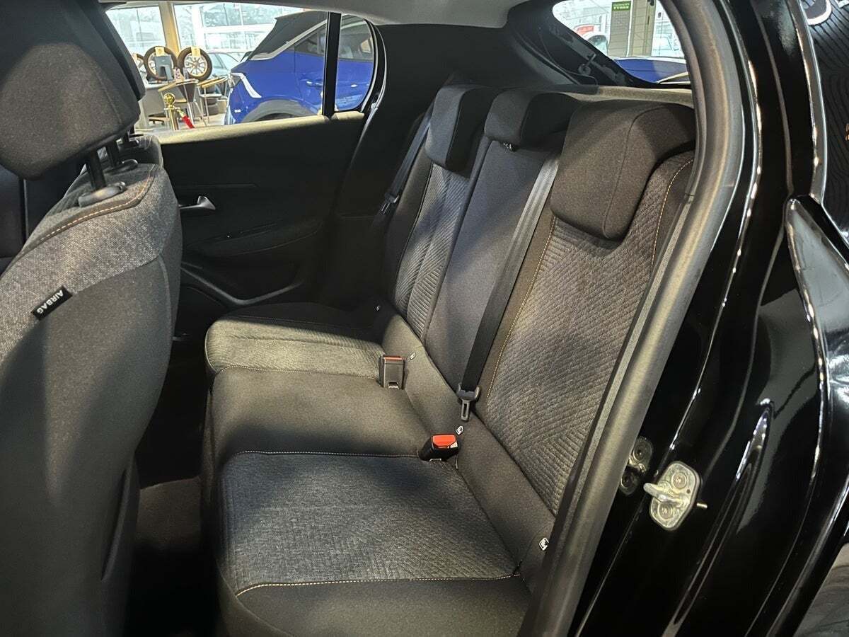 Sort Peugeot e-208 fra 2025