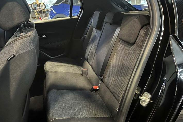 Sort Peugeot e-208 fra 2025