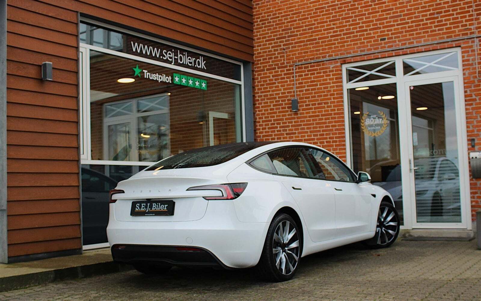 Hvid Tesla Model 3 fra 2024