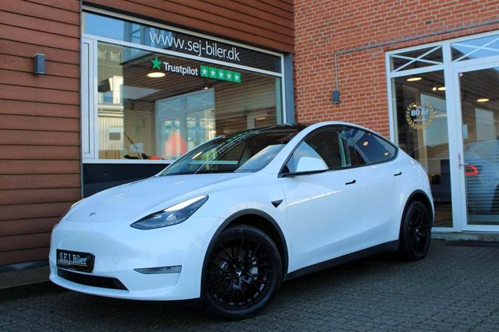 Hvid Tesla Model Y fra 2021