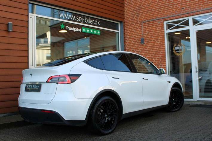 Hvid Tesla Model Y fra 2021