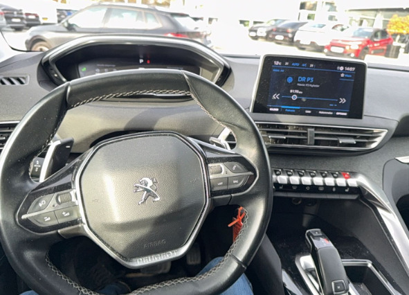 Grå Peugeot 5008 fra 2021