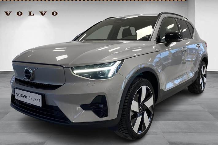 Sølv Volvo XC40 fra 2022 set udefra