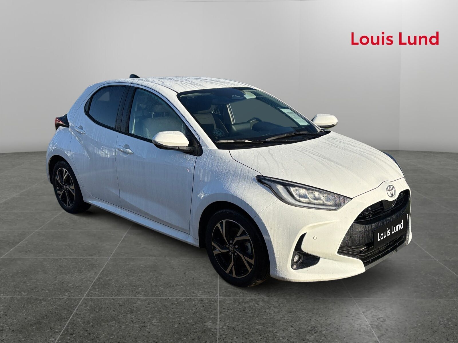 Hvid Toyota Yaris fra 2025