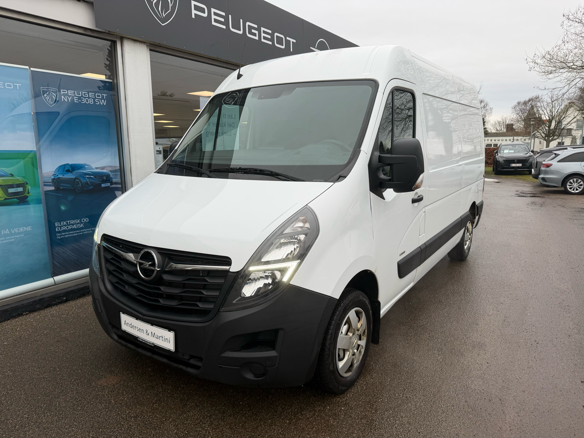 Hvid Opel Movano fra 2020