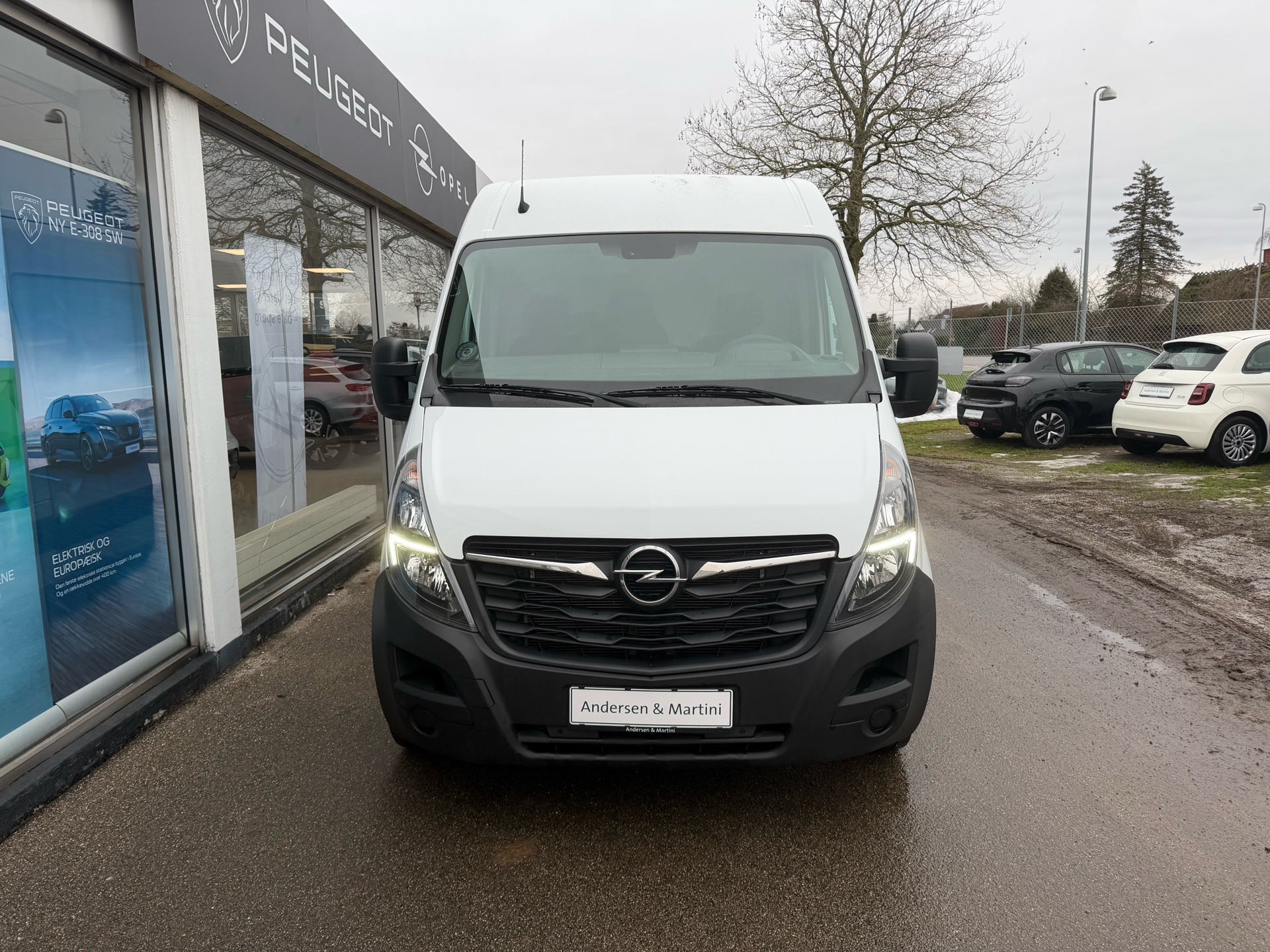 Hvid Opel Movano fra 2020