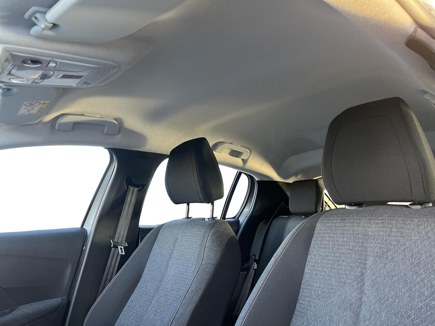 Grå Peugeot e-208 fra 2025