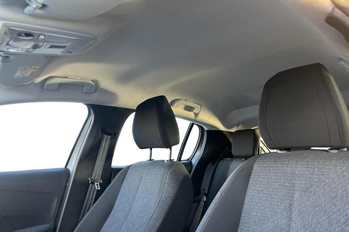 Grå Peugeot e-208 fra 2025