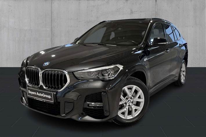 Sort BMW X1 fra 2022 set udefra