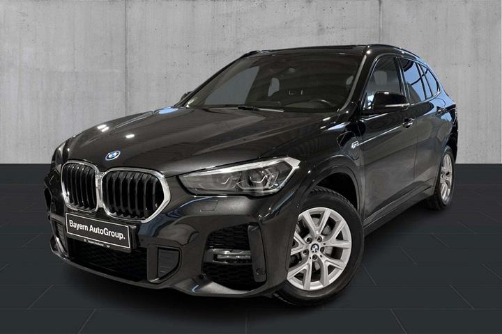 Sort BMW X1 fra 2022 set udefra