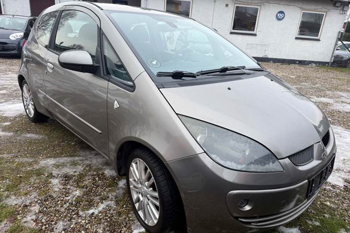 Beige Mitsubishi Colt fra 2008
