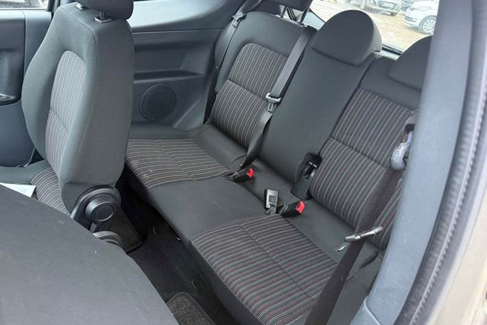 Beige Mitsubishi Colt fra 2008 set indefra