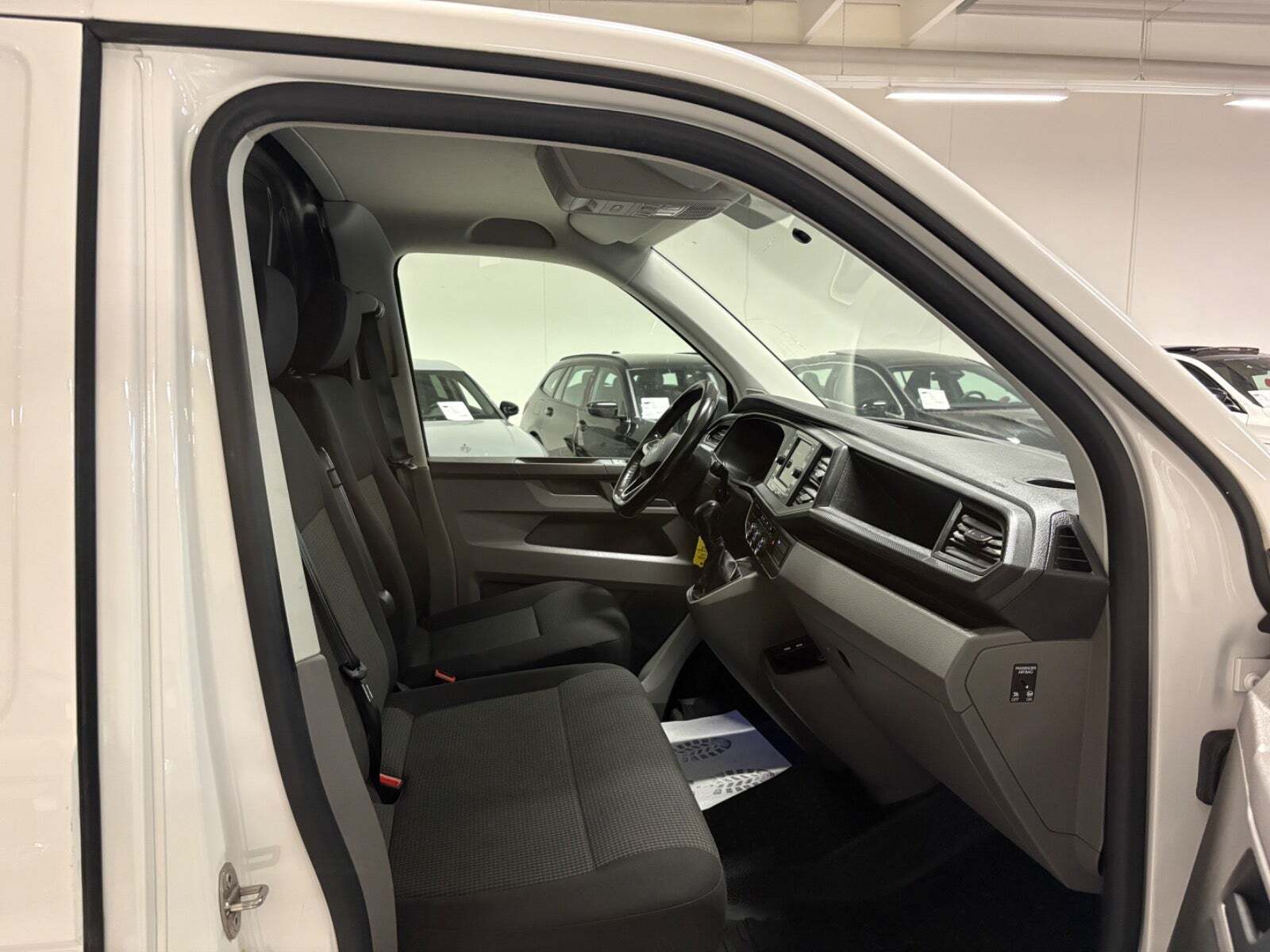Hvid VW Transporter fra 2021
