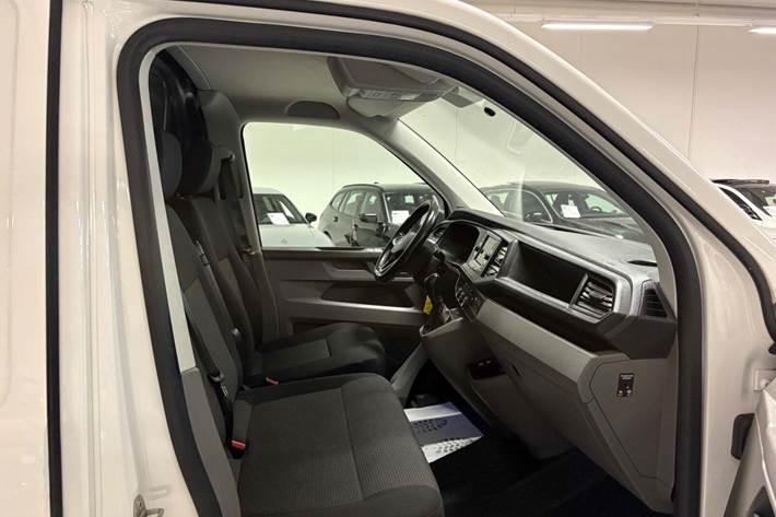 Hvid VW Transporter fra 2021