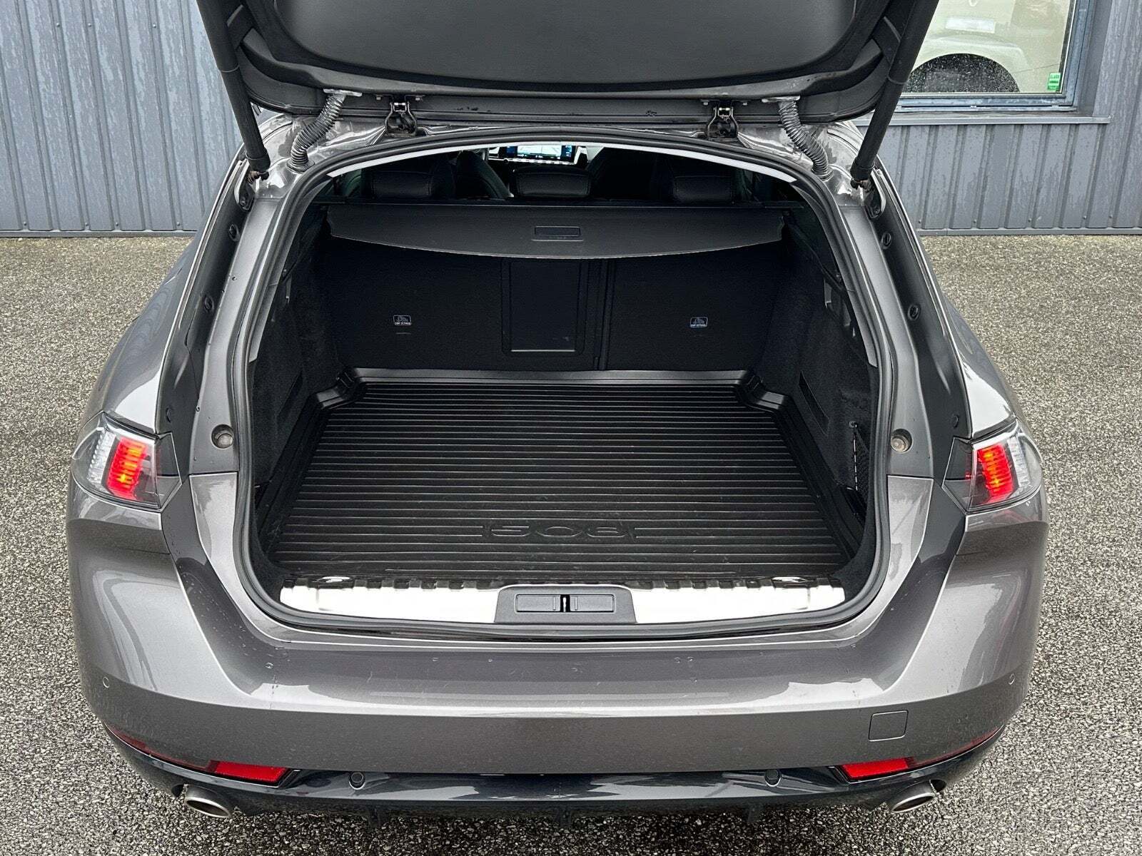 Grå Peugeot 508 fra 2021