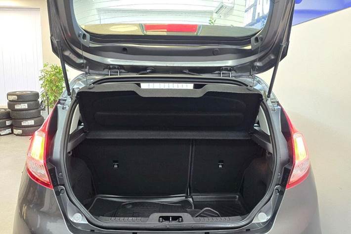 Grå Ford Fiesta fra 2017