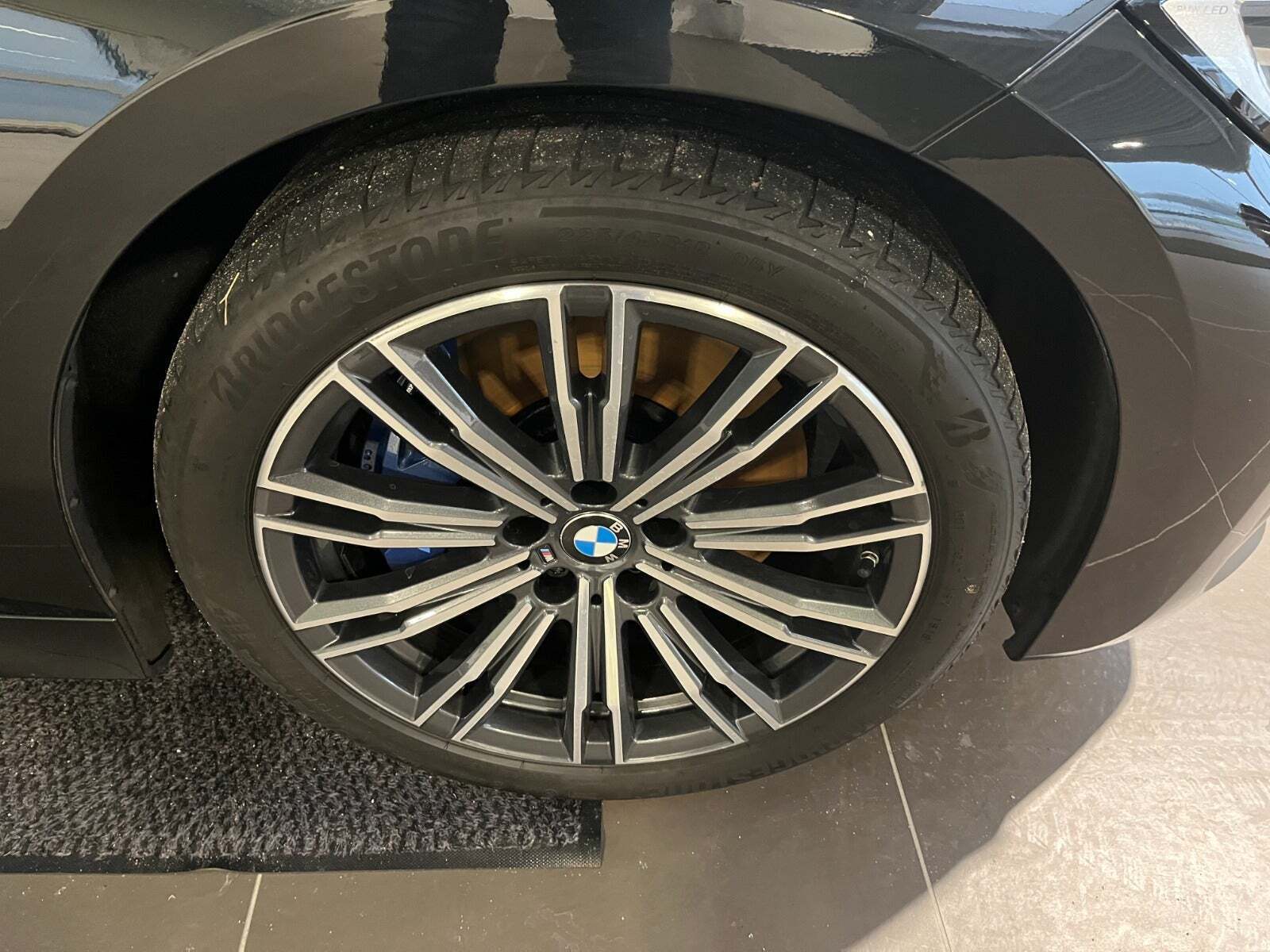 Sort BMW 330d fra 2020