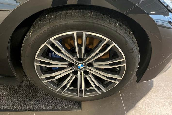 Sort BMW 330d fra 2020