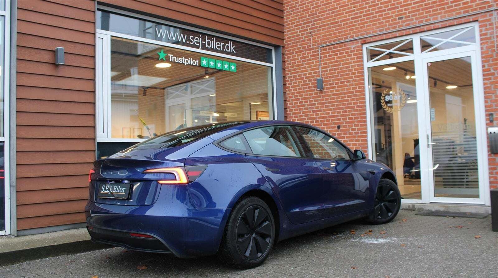 Blå Tesla Model 3 fra 2024
