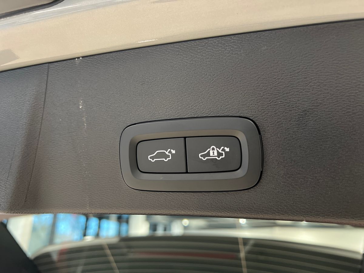 Grå Volvo EX40 fra 2025