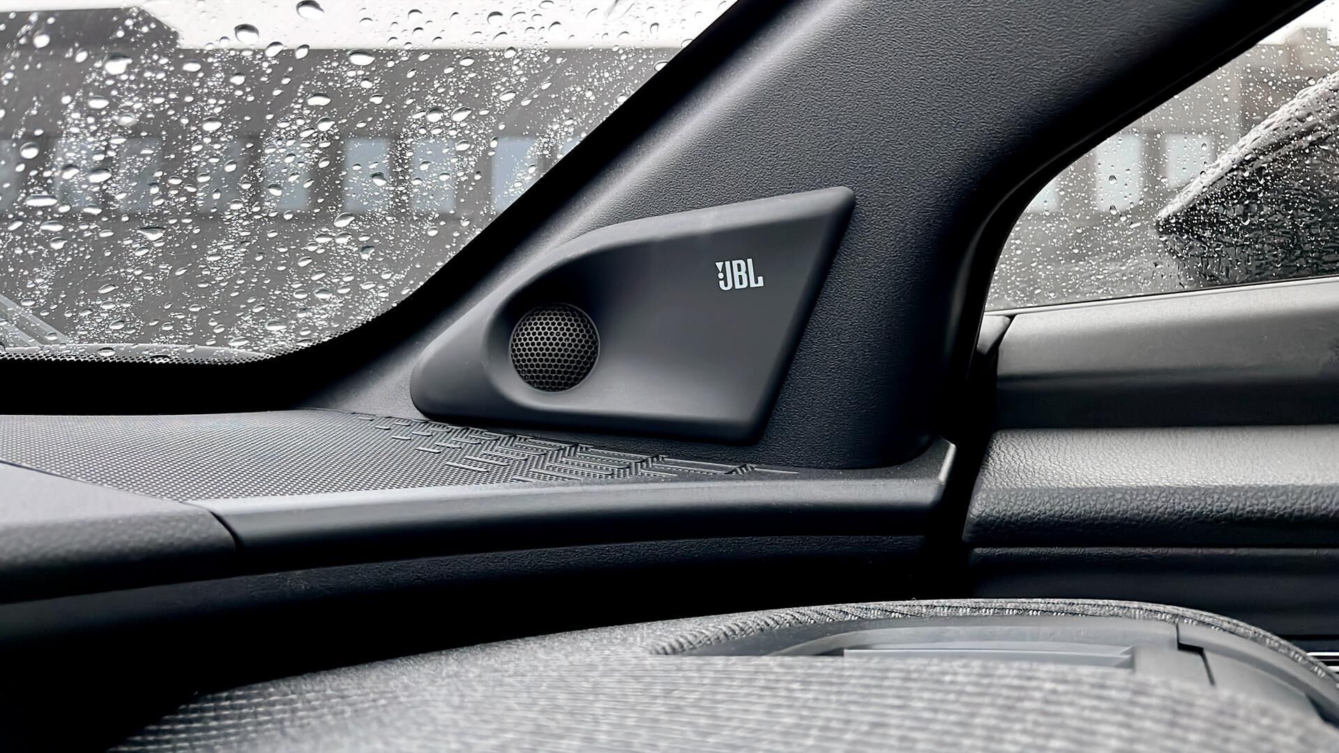 Blå Toyota BZ4X fra 2023