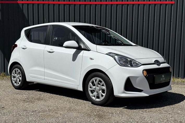 Hvid Hyundai i10 fra 2016 set udefra