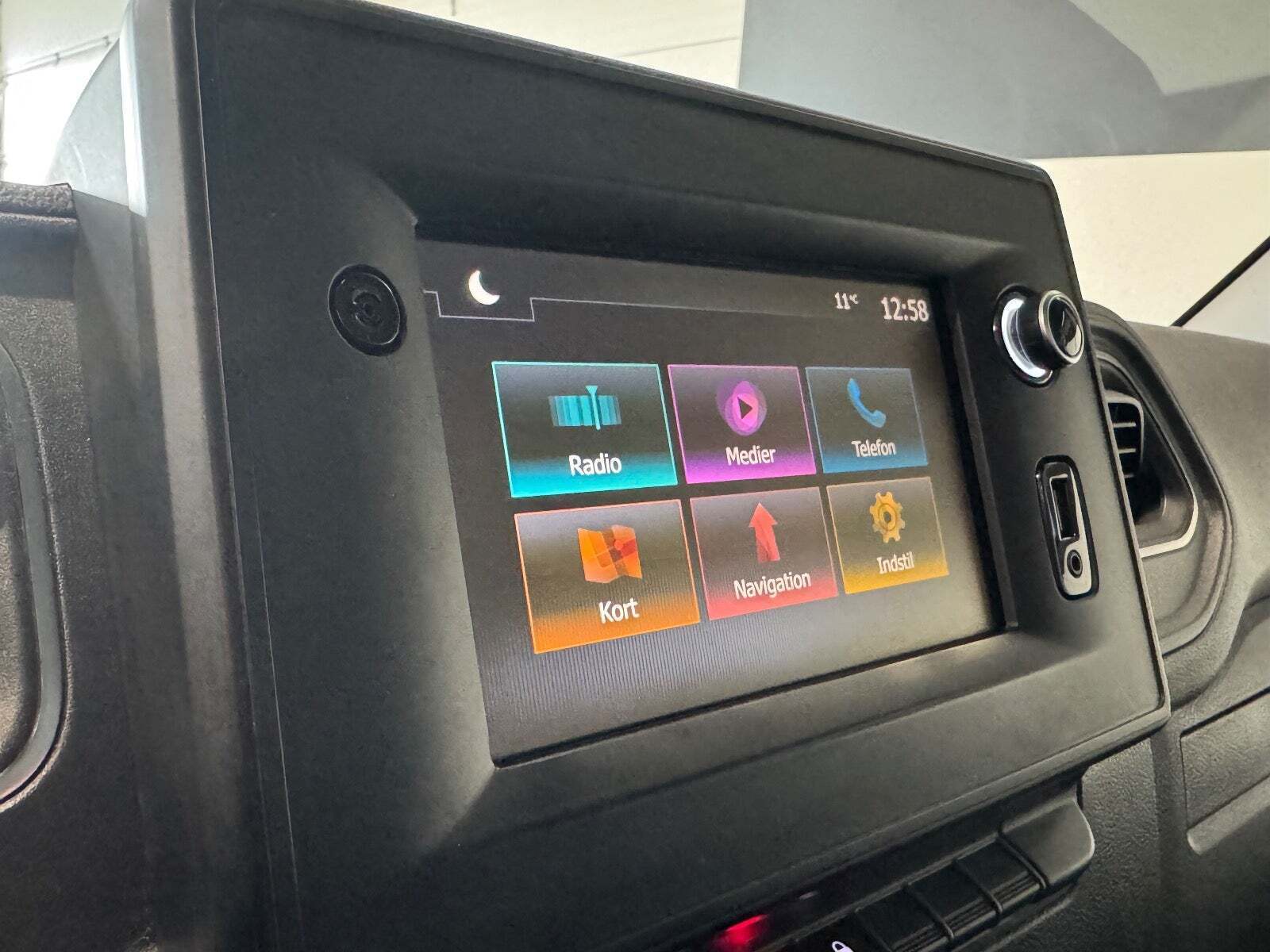 Hvid Opel Movano fra 2021